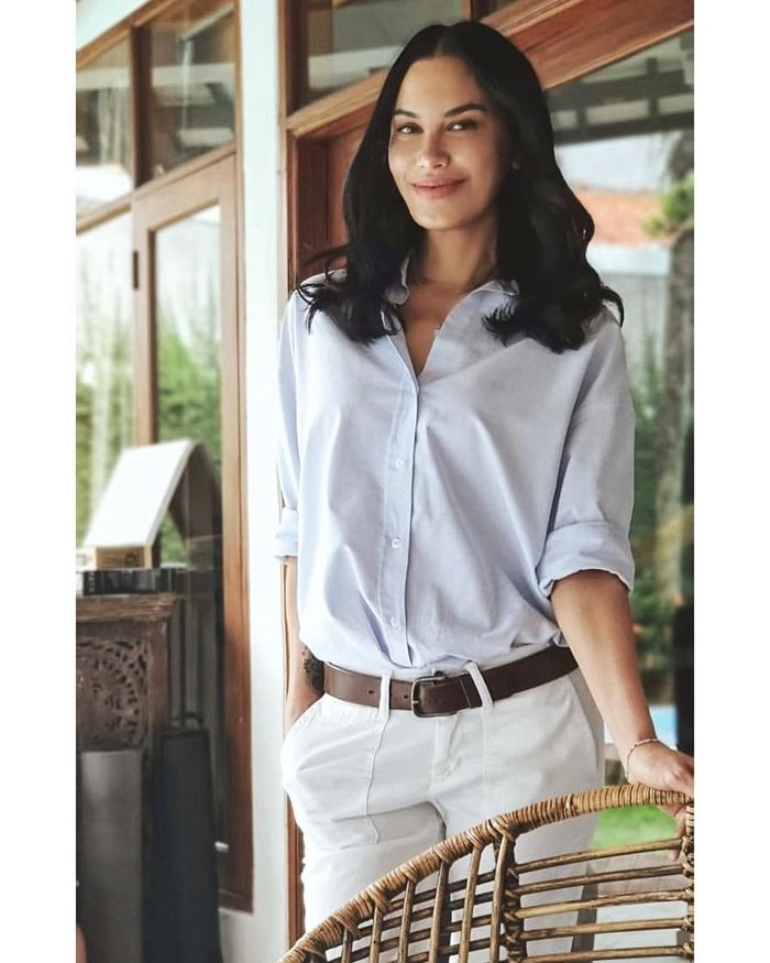 Tampilan <a href='https://kupang.tribunnews.com/tag/sophia-latjuba' title='Sophia Latjuba'>Sophia Latjuba</a> pakai kemeja putih