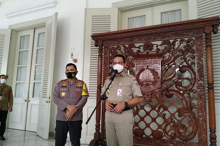 Gubernur DKI Jakarta Anies Baswedan memberikan salam kepada Kapolda Metro Jaya Irjen Pol Muhammad Fadil Imran di Balai Kota DKI Jakarta, Senin (23/11/2020).