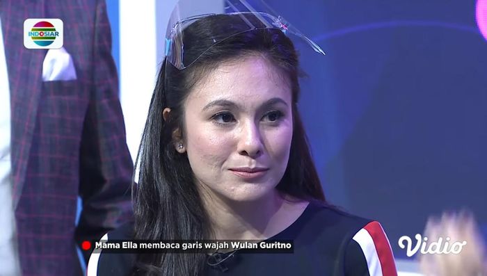 Wulan Guritno saat garis wajahnya dibaca oleh Mama Ella.