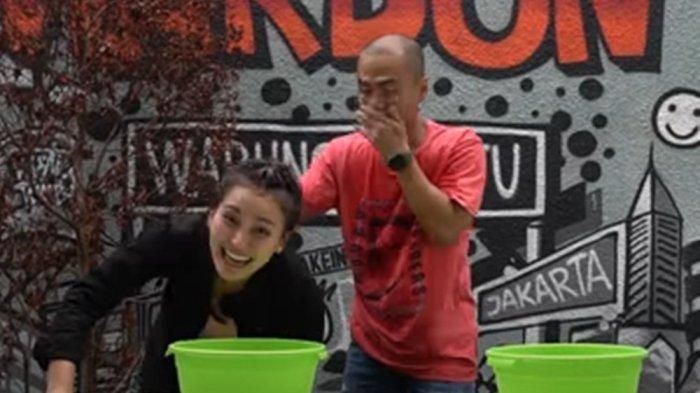 Ayu Ting Ting saat dihukum gara-gara kalah main games dengan Wendy Cagur