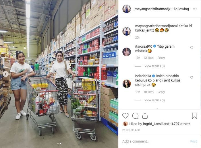 Tajir nggak ketulungan usai duduki tahta sebagai menantu keluarga cendana, penampilan cetar Mayangsari saat makan bareng putri semata wayangnya ini bak toko emas berjalan.