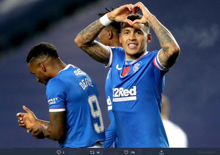 Bek kanan Rangers, James Tavernier, melakukan selebrasi usai mencetak gol ke gawang lawan.