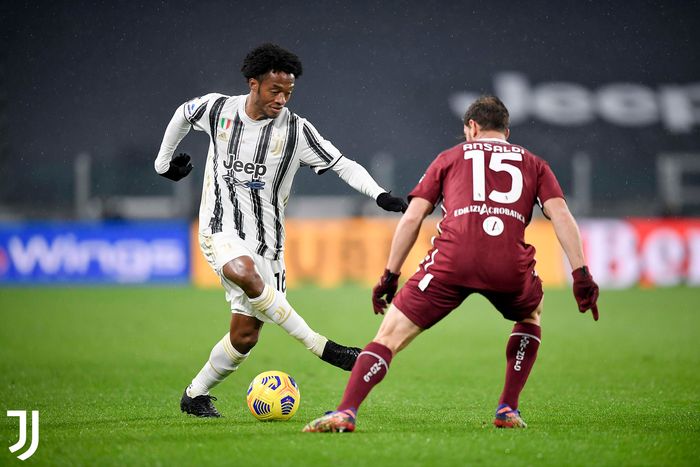 Pemain Juventus, Juan Cuadrado, menggiring bola dalam laga pekan ke-10 Liga Italia 2020-2021 di Allianz Stadium Turin, Sabtu (5/12/2020) atau Minggu pukul 00.00 WIB. 