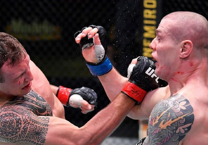 Jack Hermansson (kiri) dan Mavin Vettori barter pukulan pada UFC Vegas 16 Minggu (6/12/2020).