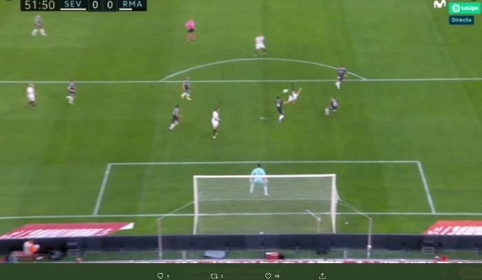 Kiper Real Madrid, Thibaut Courtois, saat mementahkan tembakan salto Luuk de Jong dalam laga kontra Sevilla, Sabtu (5/12/2020).