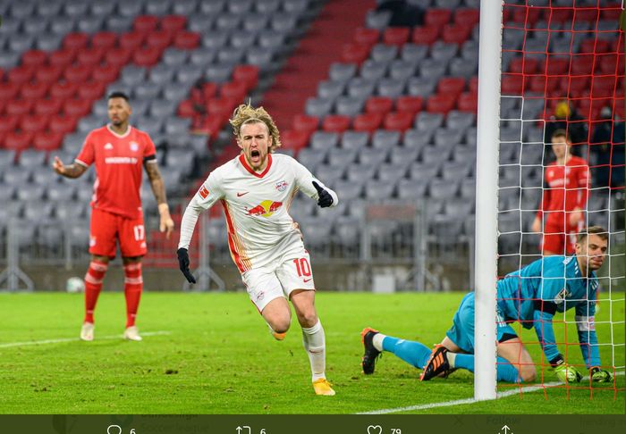 Striker RB Leipzig, Emil Forsberg, mencetak gol ke gawang Bayern Muenchen dalam laga pekan ke-12 Bundesliga di Allianz Arena, Sabtu (6/12/2020).