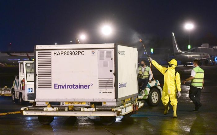1,2 juta dosis vaksin virus corona (Covid-19) dari Sinovac telah sampai di Bandara Soekarno Hatta