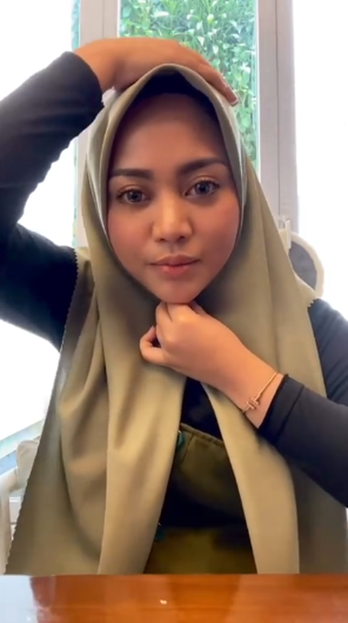 Tutorial Hijab Clean ala Selebgram Rachel Vennya
