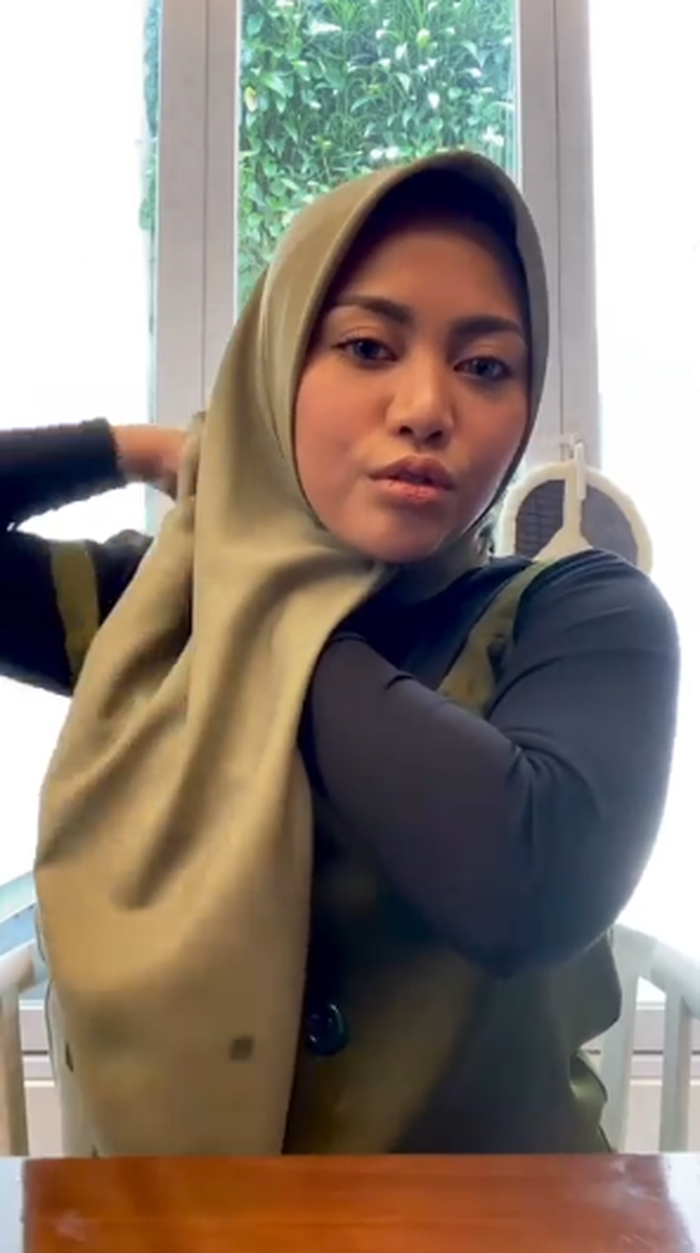 Tutorial Hijab Clean ala Selebgram Rachel Vennya 