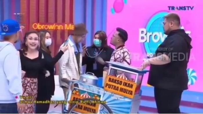 Momen saat Ayu Ting Ting terkejut disentil Dimas Ramadhan jangan manja