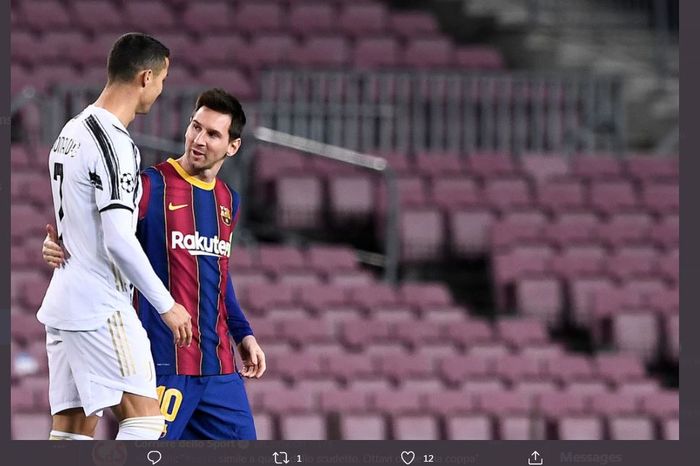 Cristiano Ronaldo dan Lionel Messi berbicara selama pertandingan Barcelona vs Juventus di Liga Champions pada 8 Desember 2020.