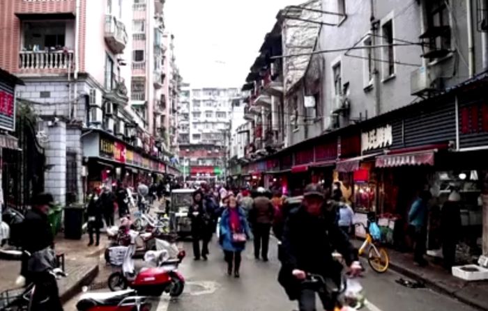 
Kondisi pasar Wuhan sekarang sudah semakin ramai, seakan tidak pernah ada isu Covid-19 di sini.