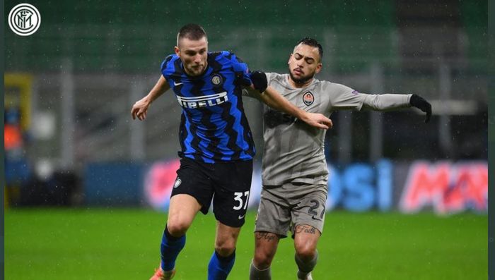 Milan Skriniar (kiri) beraksi dalam laga Liga Champions Inter Milan vs Shakhtar Donetsk, 9 Desember 2020.