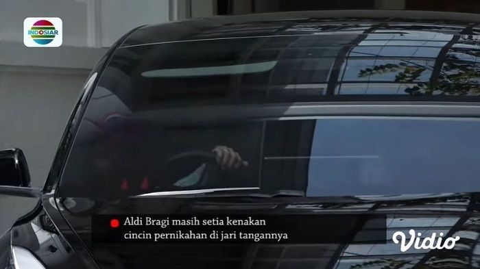 Aldi Bragi terlihat masih memakai cincin kawin di tengah kabar perceraiannya dengan Ririn Dwi Ariyanti