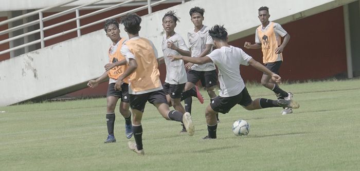 Para pemain timnas U-16 Indonesia berlatih dalam pemusatan latihan di Stadion Maguwoharjo, Yogyakarta.