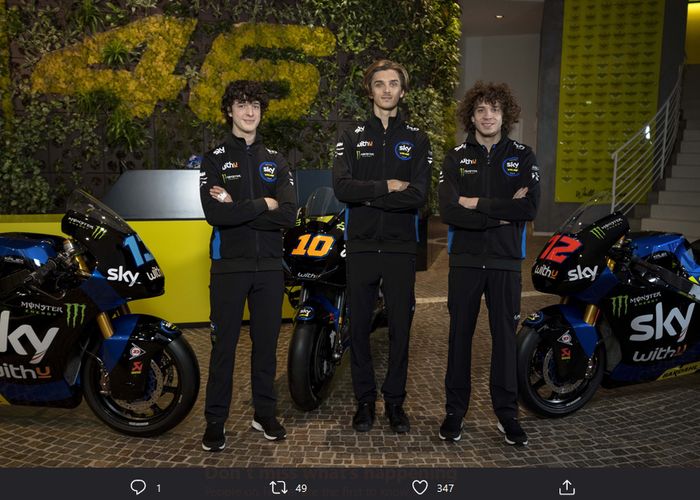 Tiga pembalap Sky Racing VR46: Celestino Vietti, Luca Marini, dan Marco Bezzecchi menghadiri peluncuran livery tim pada kejuaraan MotoGP 2021 di Tavullia, Italia, 10 November 2020.
