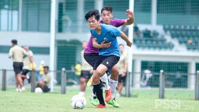 Pemain timnas U-19 Indonesia, Rendy Juliansyah dan Jack Brown, berduel dalam gim interla di Lapangan D (Panahan), Senayan, Jakarta, Sabtu (12/12/2020).