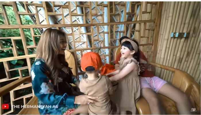 Arsy diberi ponsel oleh Aurel