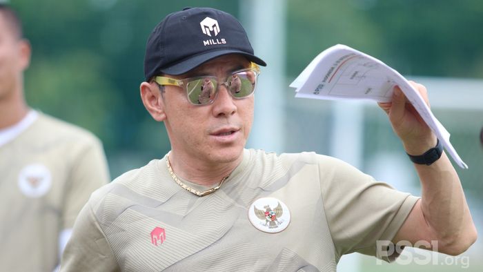 Pelatih timnas U-19 Indonesia, Shin Tae-yong, memimpin pemusatan latihan di Stadion Madya, Senayan, Jakarta, Sabtu (12/12/2020).