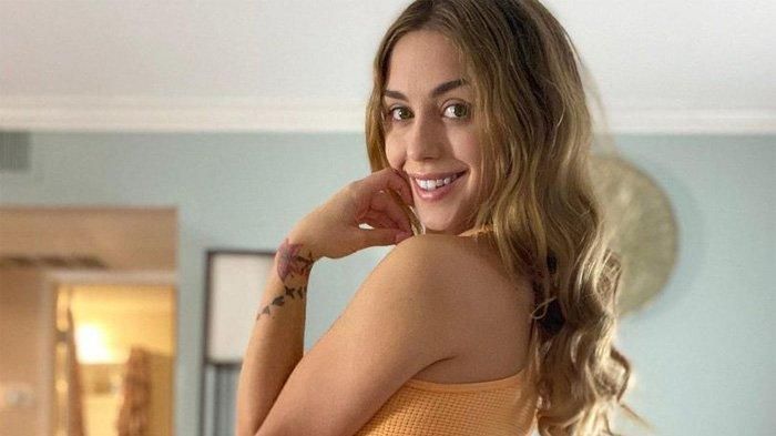 Riley Summers (23), mantan guru yang kehilangan penghasilan setelah dipecat jadi guru dan memilih menjadi bintang dewasa di Instagram. Ia kini berpenghasilan jauh lebih tinggi.