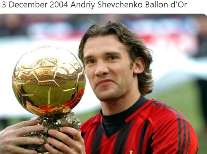 Pemain legendaris AC Milan, Andriy Shevchenko, memamerkan penghargaan Ballon d'Or 2004.