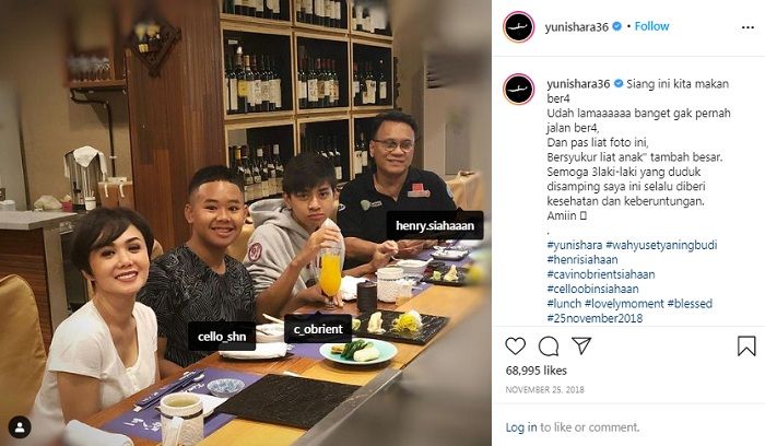 
Potret kekompakan Yuni Shara dan mantan suami, Henry Siahaan bersama 2 putra mereka. (Instagram @yunishara36)