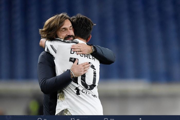 Momen pelatih Juventus, Andrea Pirlo, memeluk Paulo Dybala, usai mencetak gol ke gawang Genoa dalam kemenangan 3-1 di Stadion Luigi Ferraris dalam lanjutan Liga Italia 2020-2021.
