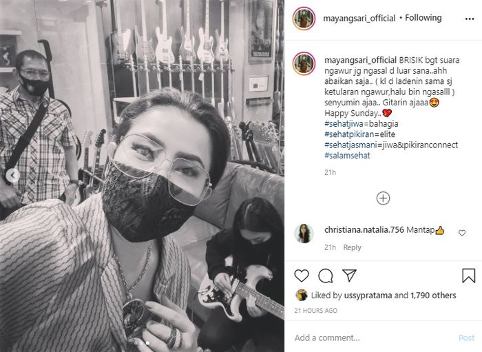 Anak gadisnya kena nyinyir netizen, Mayangsari langsung sigap pasang badan sambil pamer keharmonisa keluarga kecilnya dengan Bambang Trihatmodjo. (Instagram @mayangsari_official)