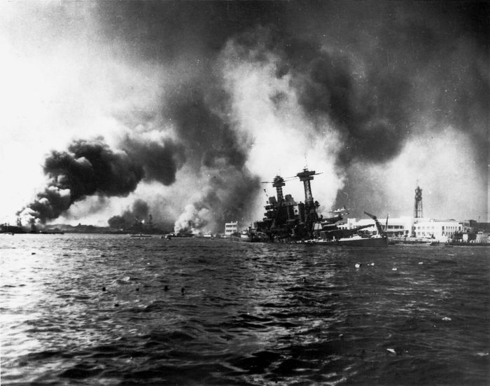 Jepang menyerang Pearl Harbor.