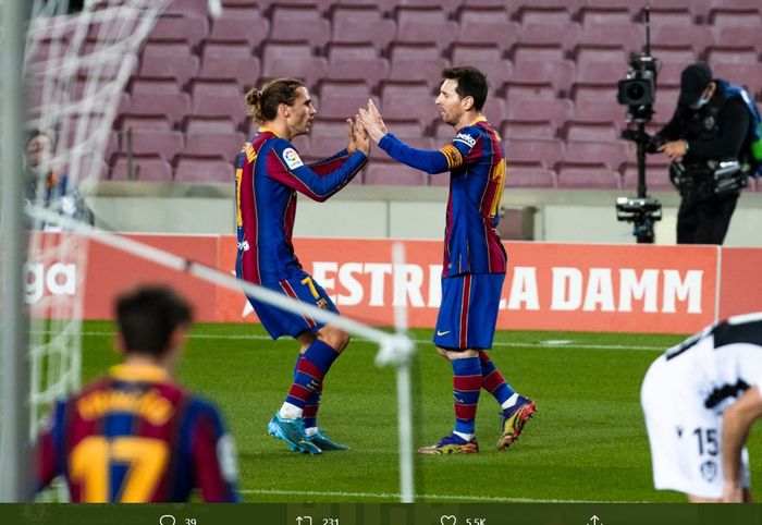 Antoine Griezmann turut merayakan gol yang dicetak oleh Lionel Messi ke gawang Levante pada laga pekan ke-12 Liga Spanyol 2020-2021.