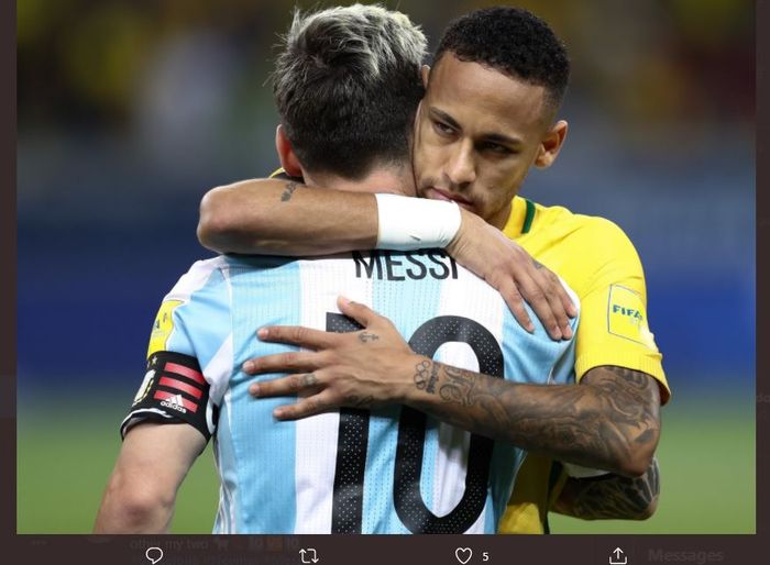 Lionel Messi berpelukan dengan Neymar dalam duel timnas Argentina vs Brasil.