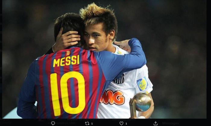 Lionel Messi berpelukan dengan Neymar dalam duel Barcelona vs Santos FC.