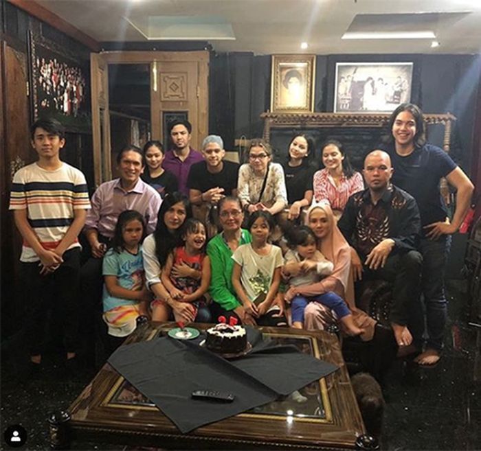 Momen potong kue membuktikan hubungan Antara <a href='https://kupang.tribunnews.com/tag/mulan-jameela' title='Mulan Jameela'>Mulan Jameela</a> dengan Ibunda Ahmad Dhani