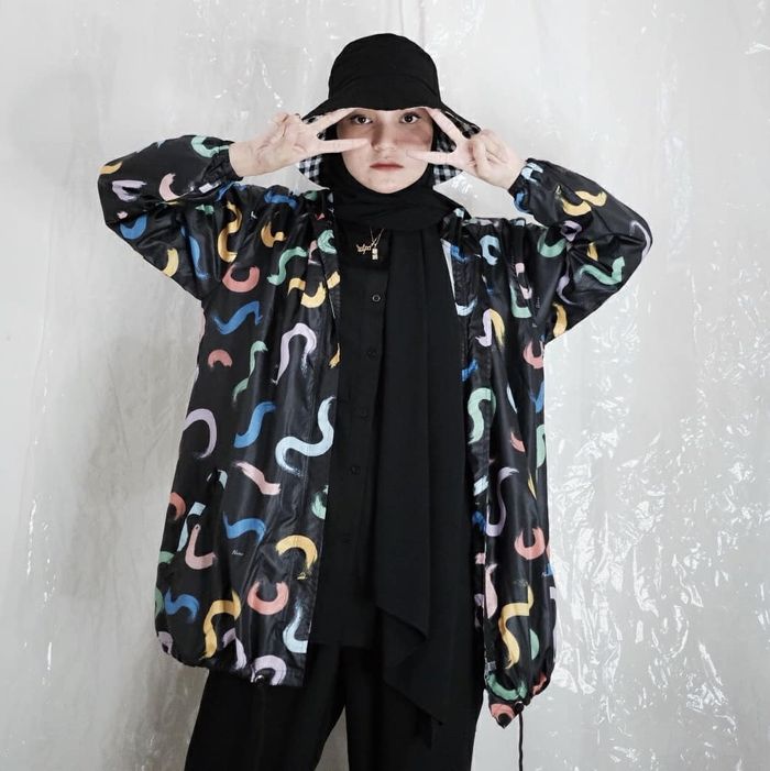 Tren Hijab 2021 Inspirasi Jaket Motif yang Kekinian ala Soraya Ulfa 