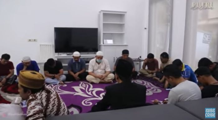 Suasana syukuran rumah baru Putri Delina.
