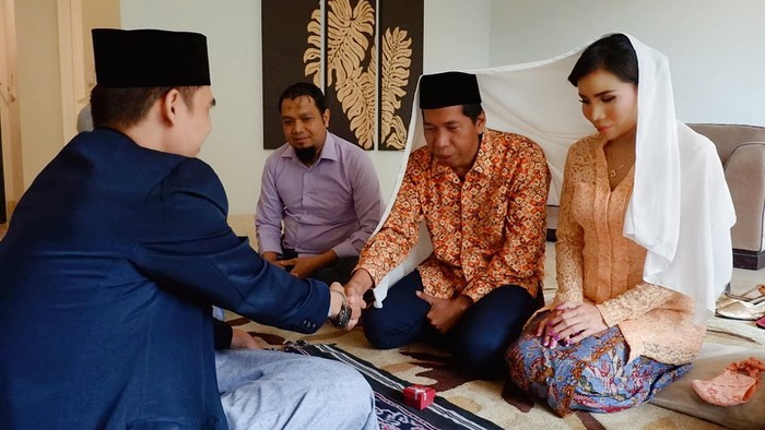 Komedian Kiwil nampak menjabat tangan ustaz yang akan menikahkannya dengan Eva Bellissima