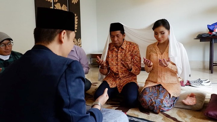 Kiwil dan Eva Bellissima berdoa di momen ijab kabul keduanya