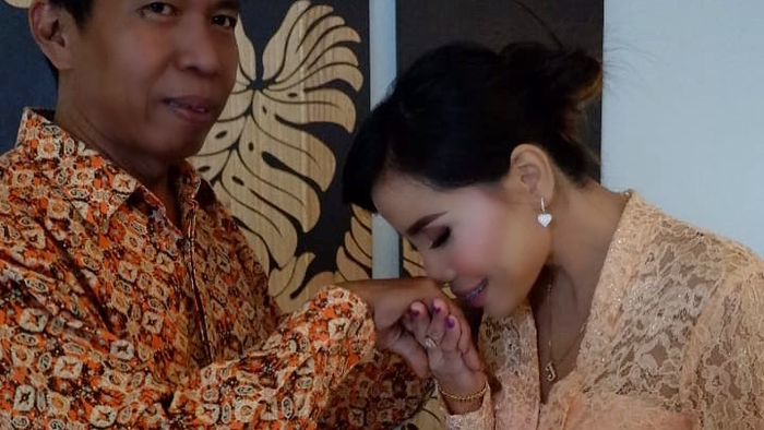 Eva Bellissima tampak mencium tangan Kiwil setelah sah menjadi suaminya
