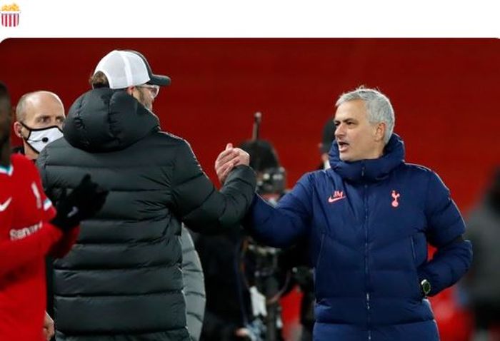 Pelatih Liverpool Jurgen Globe mengucapkan selamat kepada pelatih Tottenham Hotspur Jose Mourinho pada Rabu (16/12/2020) di Premier League di Stadion Anfield.