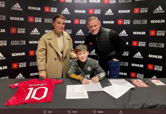Putra Wayne Rooney, Kai, dipastikan mengikuti jejak ayahnya dengan bermain untuk Manchester United dan mengenakan jersi nomor 10.