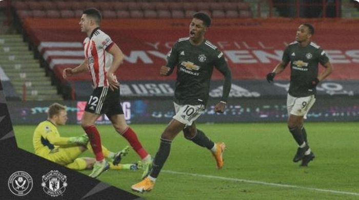 Striker Manchester United, Marcus Rashford, merayakan gol yang dicetak ke gawang Sheffield United dalam laga Liga Inggris di Stadion Bramall Lane, Kamis (17/12/2020).