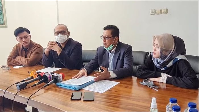 Rizky Febian dan Putri Delina didampingi kuasa hukum saat Jumpa Pers
