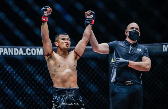 Nong-O Gaiyanghadao sukses mempertahankan sabuk juaranya di ONE Championship: Collision Course, Jumat (18/12/2020) di Singapura.