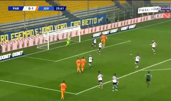 Megabintang Juventus, Cristiano Ronaldo, mencetak gol sundulan dalam laga Liga Italia melawan Parma di Stadion Ennio Tardini, Sabtu (19/12/2020).