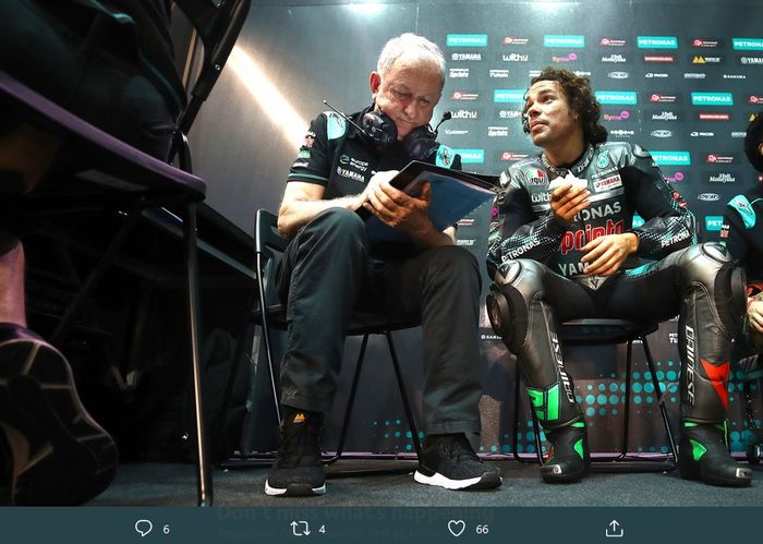 Pembalap Petronas Yamaha SRT, Franco Morbidelli, bersama kepala krunya, Ramon Forcada.