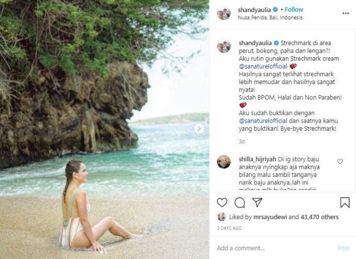 Penampilan vulgar Shandy Aulia saat berlibur di pantai.