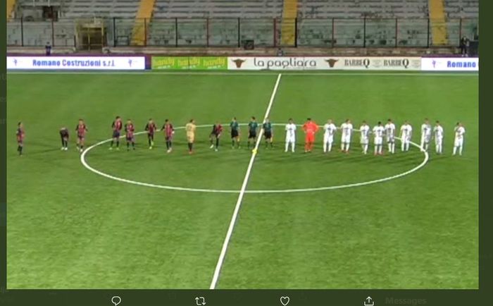 Casertana FC tampil dengan 9 orang (kiri) melawan 11 pemain Viterbese dalam laga Liga Italia Serie C 2020-2021.