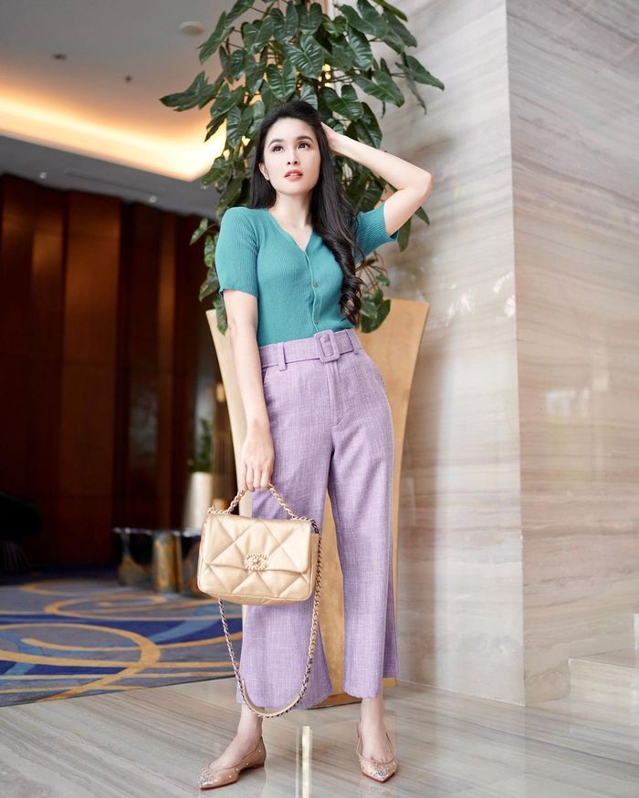 Gaya fashion Sandra Dewi