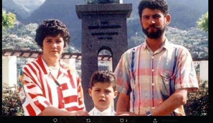 Cristiano Ronaldo (tengah) bersama ibu dan ayahnya.