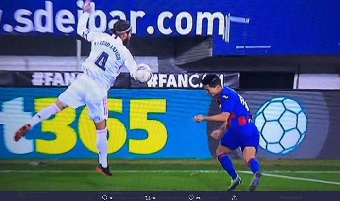 Kapten Real Madrid, Sergio Ramos, diduga melakukan handball di kotak penalti dalam laga melawan Eibar, Minggu (20/12/2020).